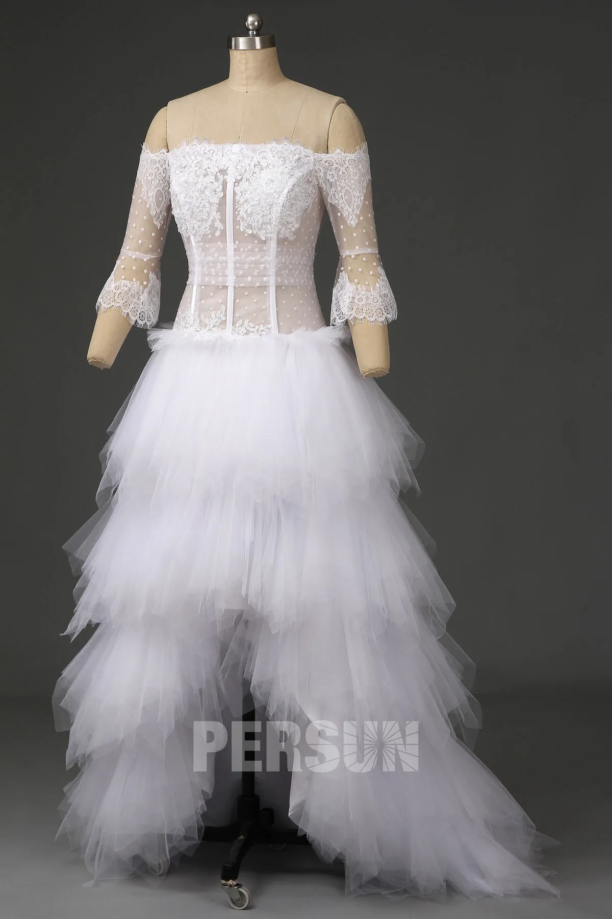Robe de mariée bohème plumetis encolure bardot avec manche trompette